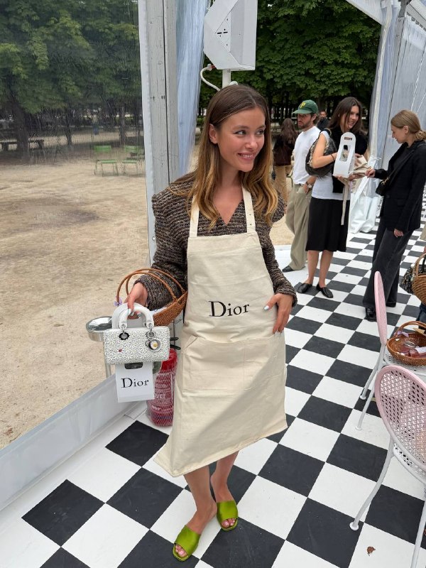 Dior Beauty в саду Тюллери: шатёр, чай и сервировка